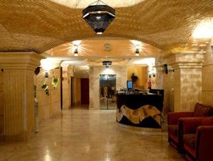 Habitación grande con vestíbulo y mesa. en Bait Al Amani Suites, en Riad
