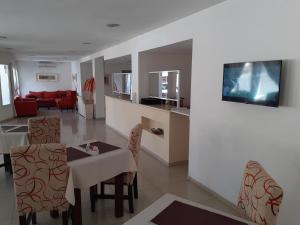 eine Küche und ein Esszimmer mit einem Tisch und Stühlen in der Unterkunft Hosteria Arenas in Mina Clavero
