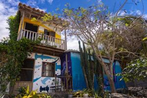 ein blau-weißes Haus mit einem Balkon in der Unterkunft Ideal y linda casita en San Cristóbal-Galápagos in San Cristobal