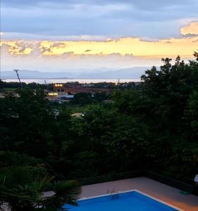 een uitzicht op de zonsondergang vanaf het dak van een huis bij Paradiso Sweet Apartment Lake View&Pool in Cavalcaselle