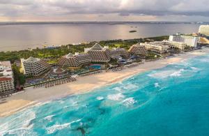 - une vue aérienne sur une plage avec des hôtels et l'océan dans l'établissement Paradisus Cancun All Inclusive, à Cancún