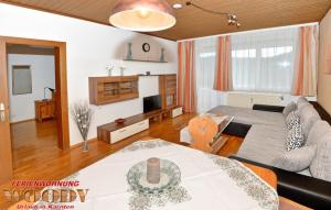 salon z łóżkiem i kanapą w obiekcie Ferienwohnung Woody w mieście Sankt Urban
