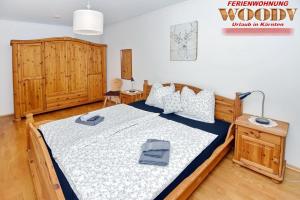 sypialnia z dużym łóżkiem z lampką w obiekcie Ferienwohnung Woody w mieście Sankt Urban +23 zdjęcia