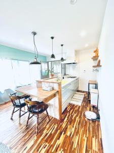 مطبخ أو مطبخ صغير في insidey 海から歩いて10分 walk from the sea Tatadobeach Iritabeach 10min