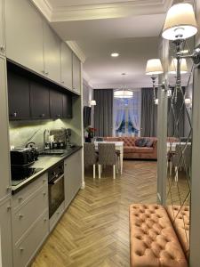 Kuchyňa alebo kuchynka v ubytovaní Family & Business Sauna Apartments Sienkiewicza Wesoła No3 - No4 Centrum Downtown - 1-2 Bedroom with Private Sauna, Parking