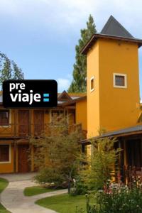 a yellow house with a sign that reads pie value at Kau Kaleshen in El Calafate