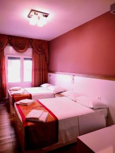 Cette chambre comprend 3 lits et une fenêtre. dans l'établissement Hotel Venice Tour, à Mestre