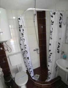 Vera Apartments tesisinde bir banyo