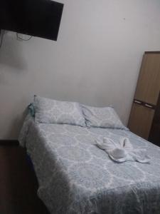 Un dormitorio con una cama con una toalla. en Hospedaje Marita, en Lima