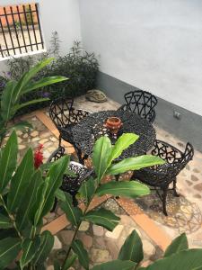 Hostel Iguana Azul tesisinin dışında bir bahçe