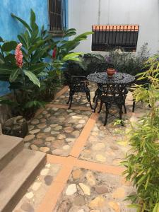 Hostel Iguana Azul tesisinin dışında bir bahçe