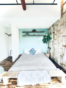سرير أو أسرّة في غرفة في insidey 海から歩いて10分 walk from the sea Tatadobeach Iritabeach 10min