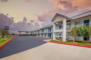 un revestimiento del exterior de un edificio en Motel 6-Euless, TX - Dallas, en Euless