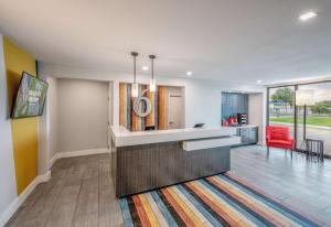 TV a/nebo společenská místnost v ubytování Motel 6-Euless, TX - Dallas
