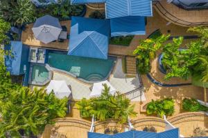 una vista aérea de un complejo con piscina y sombrillas en Eco Beach Resort, en Byron Bay