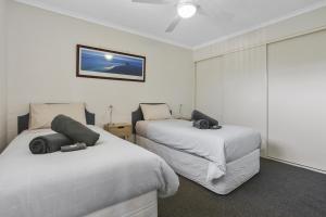 Crown Apartments tesisinde bir odada yatak veya yataklar