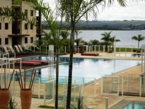 una piscina con vistas a un cuerpo de agua en Flat no Life Resort com vista incrível do Lago, en Brasilia