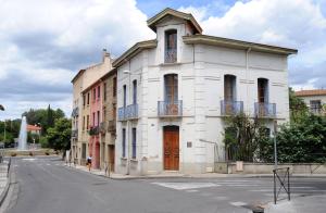 a white building on the side of a street at L'Escalivade in Céret