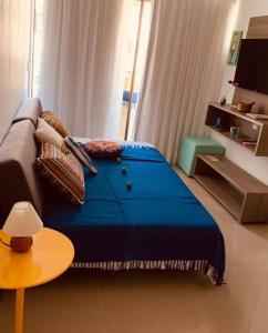 ジョアンペソアにあるCanto da Sereiaのベッドルーム(青い大型ベッド1台、テーブル付)