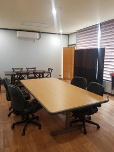 a conference room with a large table and chairs at 1박전용 cosmo lounge 휴계실 in Saipan