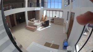 een uitzicht op een woonkamer vanaf de bovenkant van een huis bij Hotel Nido del Flamenco in Uyuni