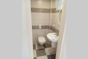 a small bathroom with a toilet and a sink at Appartement à louer à Hammamet nord in Hammamet