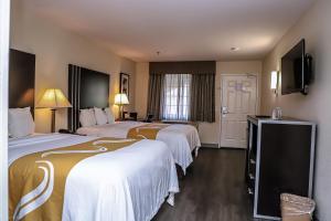Postel nebo postele na pokoji v ubytování Quality Inn & Suites Camarillo-Oxnard