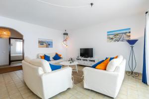 Μια τηλεόραση ή/και κέντρο ψυχαγωγίας στο Modern Algarve Villa with Heated Pool and Beach Access