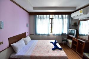 Postel nebo postele na pokoji v ubytování Krabi Grand Hotel