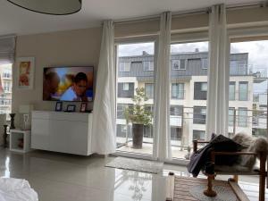 salon z telewizorem i dużym oknem w obiekcie VillaPegaz19-150m von Strand entfernt w Świnoujściu