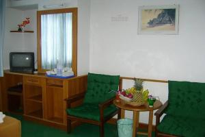 TV a/nebo společenská místnost v ubytování Krabi Grand Hotel