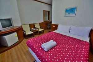 Postel nebo postele na pokoji v ubytování Krabi Grand Hotel