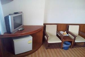 TV a/nebo společenská místnost v ubytování Krabi Grand Hotel