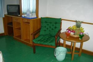 TV a/nebo společenská místnost v ubytování Krabi Grand Hotel