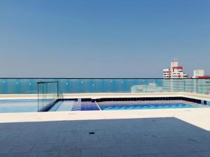 a swimming pool on top of a building at Exclusivo - Aparta Suites VITA 945. Para estrenar! in Gaira