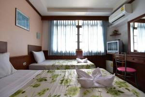 Postel nebo postele na pokoji v ubytování Krabi Grand Hotel
