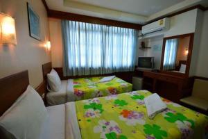 Postel nebo postele na pokoji v ubytování Krabi Grand Hotel