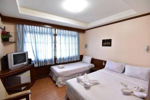 Postel nebo postele na pokoji v ubytování Krabi Grand Hotel