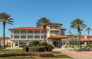 ポンテ・ベドラ・ビーチにあるPonte Vedra Inn and Clubのヤシの木と噴水のある大きな建物