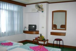TV a/nebo společenská místnost v ubytování Krabi Grand Hotel