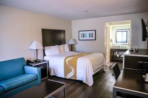 Postel nebo postele na pokoji v ubytování Quality Inn & Suites Camarillo-Oxnard