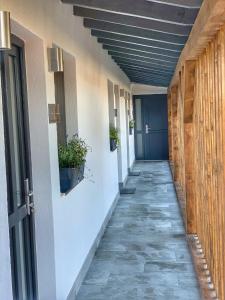 corridoio di un edificio con corridoio di Corvin Guesthouse a Hunedoara