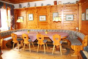 ein Esszimmer mit einem Tisch und Stühlen in der Unterkunft Gaststätte Wicke in Baunatal