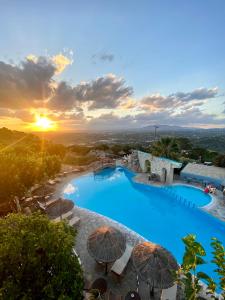 Bazén v ubytování Arolithos Traditional Village Hotel nebo v jeho okolí