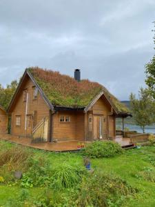 una gran casa de madera con techo de hierba en Kvalsund Lodge, en Futrikelv