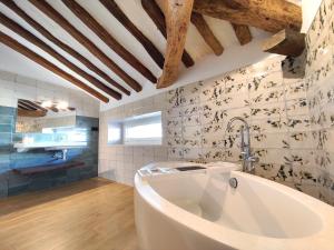een badkamer met een groot bad in een kamer bij Amillano Rural Suites - Adults only in Amillano