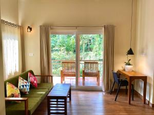 蒙纳Flower Valley Plantation Homestay的带沙发和桌子的客厅