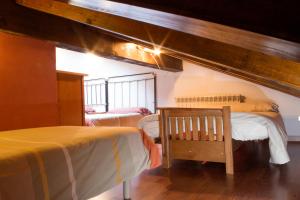 埃里斯特的住宿－La Caseta de Sastre，一间卧室配有两张床和椅子