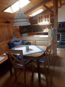 cocina con mesa y sillas en una habitación en Huberhof, Mettenham, en Schleching