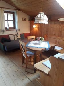 - un salon avec une table et un canapé dans l'établissement Huberhof, Mettenham, à Schleching